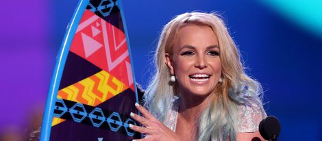 Britney Spears recogiendo su galardón de los Teen Choice Awards 2015