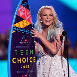 Britney Spears recogiendo su galardón de los Teen Choice Awards 2015