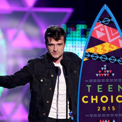 Josh Hutcherson recogiendo su galardón de los Teen Choice Awards 2015