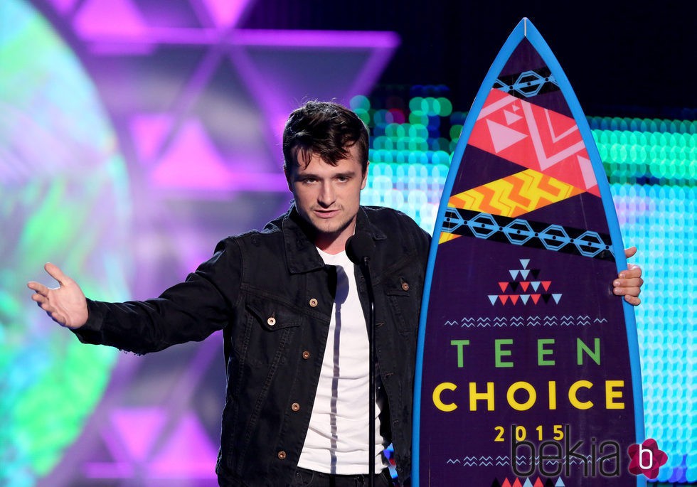 Josh Hutcherson recogiendo su galardón de los Teen Choice Awards 2015