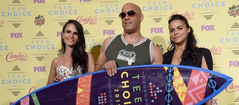 Jordana Brewster, Vin Diesel y Michelle Rodriguez con el galardón de 'Fast&Furious 7' de los Teen Choice Awards 2015