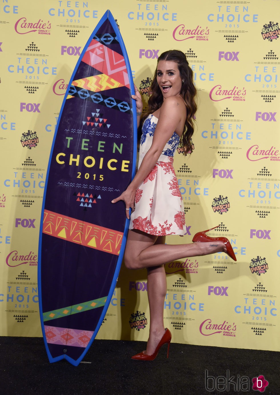 Lea Michele posando con su galardón de los Teen Choice Awards 2015