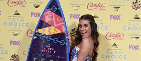Lea Michele posando con su galardón de los Teen Choice Awards 2015