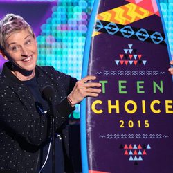 Ellen DeGeneres recogiendo su galardón de los Teen Choice Awards 2015