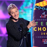 Ellen DeGeneres recogiendo su galardón de los Teen Choice Awards 2015