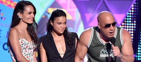 Jordana Brewster, Vin Diesel y Michelle Rodriguez recogen el galardón de 'Fast&Furious 7' de los Teen Choice Awards 2015