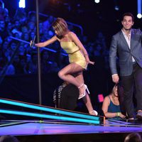 Sarah Hyland a punto de caerse en la gala de los Teen Choice Awards 2015