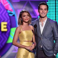 Sarah Hyland y Skylar Astin presentando un premio en los Teen Choice Awards 2015