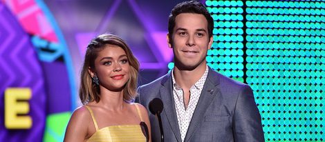 Sarah Hyland y Skylar Astin presentando un premio en los Teen Choice Awards 2015