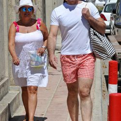 Terelu Campos y José Valenciano pasean con ropa de playa por Marbella