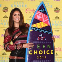 Nina Dobrev posando con su galardón de los Teen Choice Awards 2015