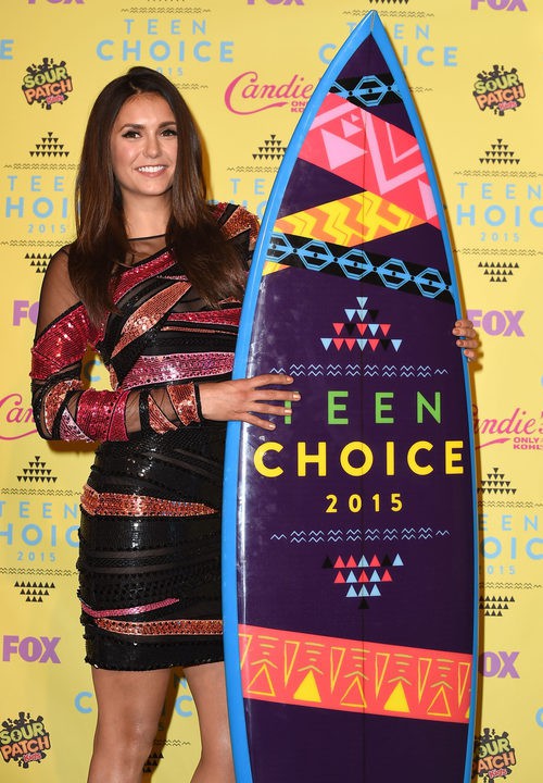 Nina Dobrev posando con su galardón de los Teen Choice Awards 2015