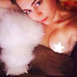 Miley Cyrus da las buenas noches a sus seguidores con una foto de su pecho