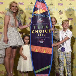 Britney Spears en los Teen Choice Awards 2015 acompañada por sus hijos