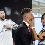 Pilar Rubio acariciando a Sergio Ramos durante su renovación con el Real Madrid