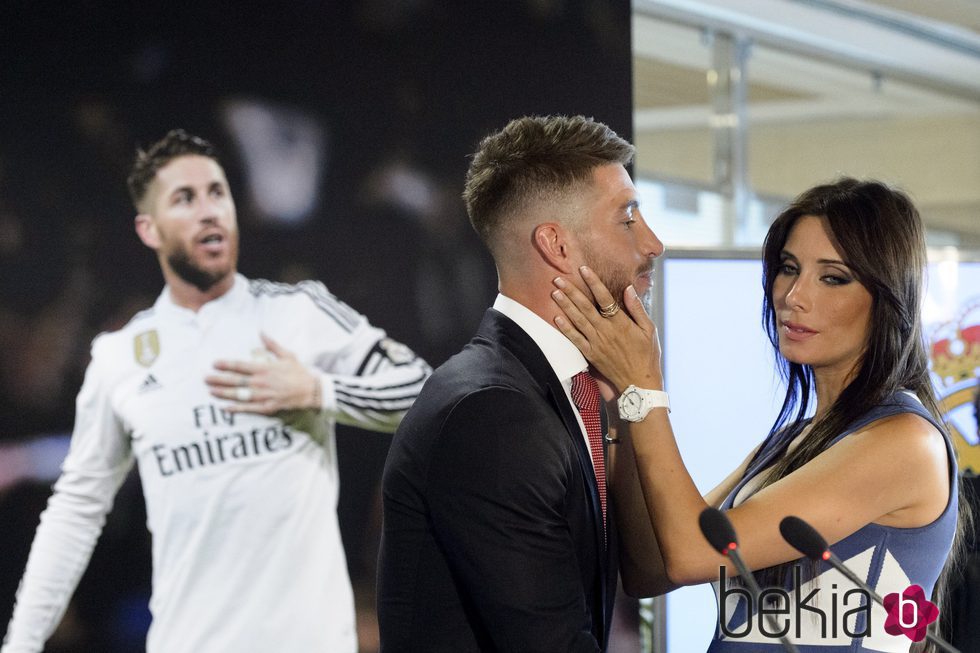 Pilar Rubio acariciando a Sergio Ramos durante su renovación con el Real Madrid