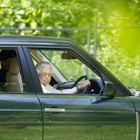 La Reina Isabel conduciendo