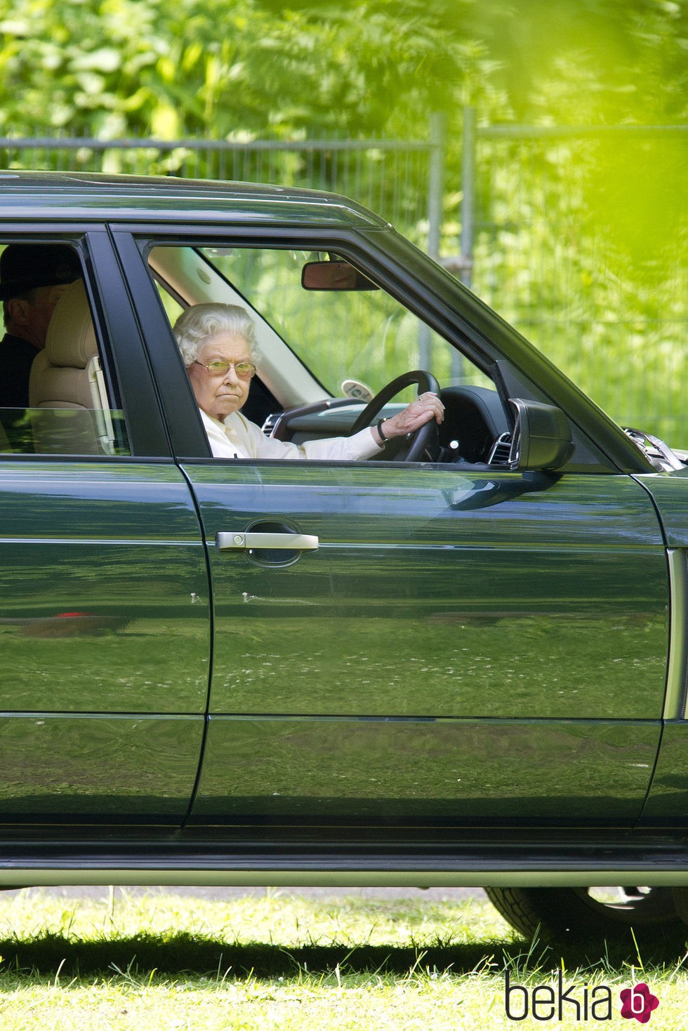 La Reina Isabel conduciendo