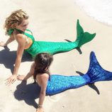 Thalía y su hija vestidas de sirena frente al mar