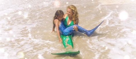 Thalía y su hija bañándose en el mar con sus trajes de sirena