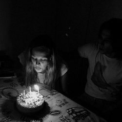 Jessica Bueno soplando las velas de su 25 cumpleaños