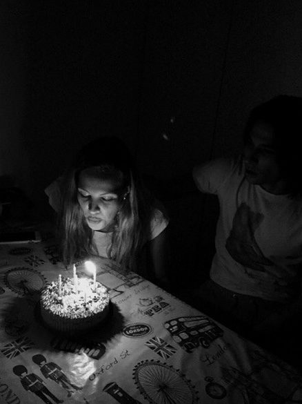 Jessica Bueno soplando las velas de su 25 cumpleaños
