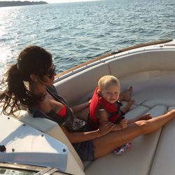 Hilaria Baldwin con su hija Carmen viajando en barco