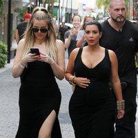 Kim y Khloe Kardashian de compras por St. Barts