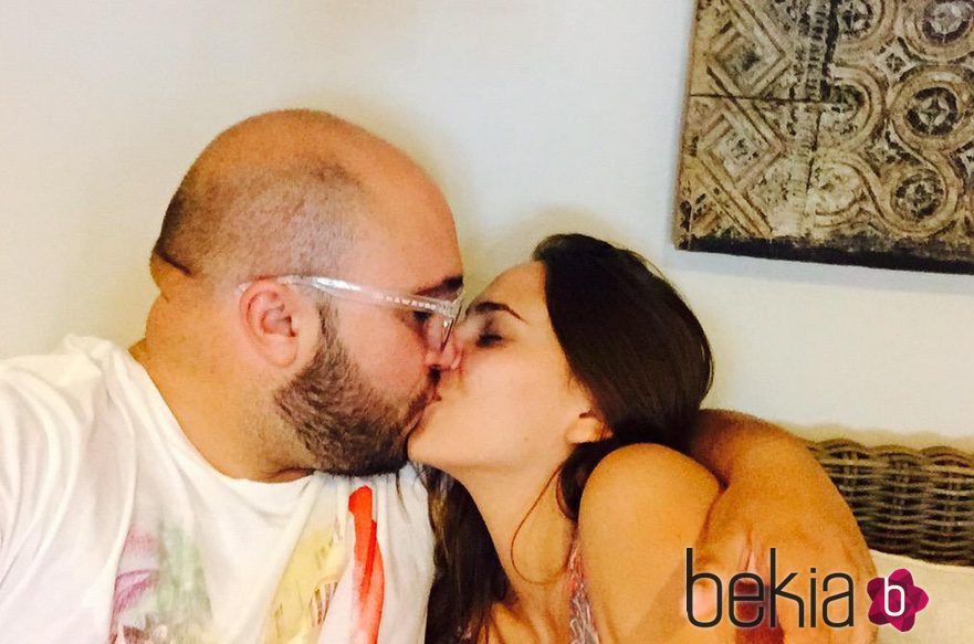Kiko Rivera y su novia Irene Rosales besándose