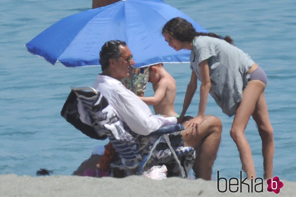 Victoria Federica charlando con su padre Jaime de Marichalar en la playa de Sotogrande