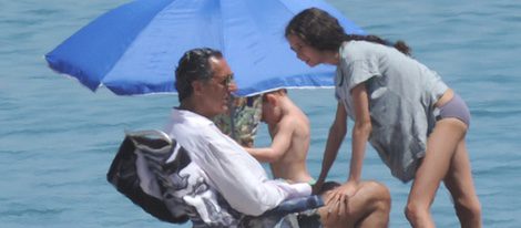Victoria Federica charlando con su padre Jaime de Marichalar en la playa de Sotogrande