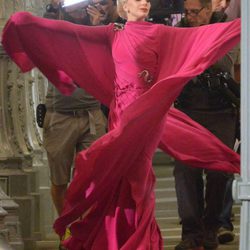 Lady Gaga luce un espectacular vestido fucsia en el rodaje de 'American Horror Story: Hotel'