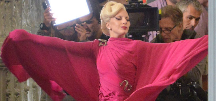 Lady Gaga luce un espectacular vestido fucsia en el rodaje de 'American Horror Story: Hotel'