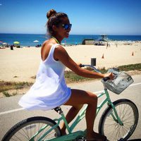 Lara Álvarez montando en bici a lo 'Verano Azul'