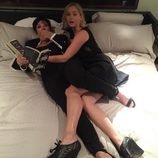 Kris Jenner y Jennifer Lawrence en la cama con cara de sorpresa