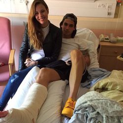 Jota Peleteiro con Jessica Bueno tras operación de tobillo