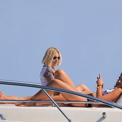 Eugenia Martínez de Irujo con su hija Tana en un barco en Ibiza