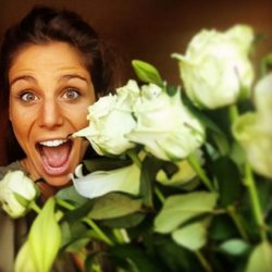 Lucía Villalón recibe un ramo de rosas de Chicharito por su 27 cumpleaños