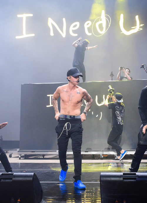 Justin Bieber sin camiseta en los Billboard Hot 100 Musical Festival