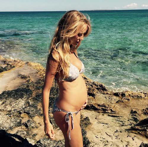 Vanesa Lorenzo luce su segundo embarazo en las playas de Ibiza