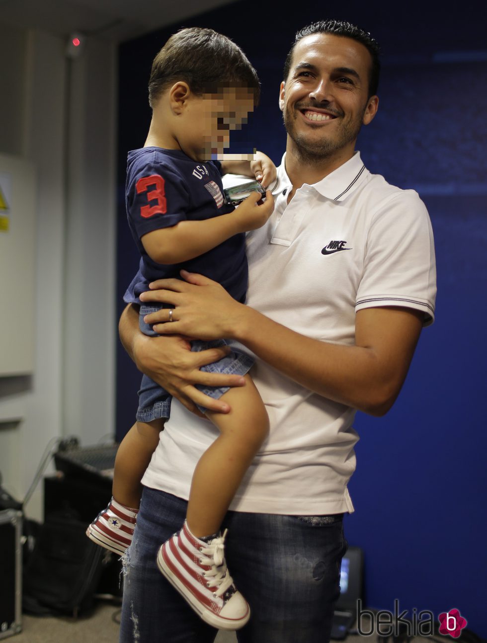 Pedro Rodríguez con su hijo Bryan en brazos en su despedida del Barça