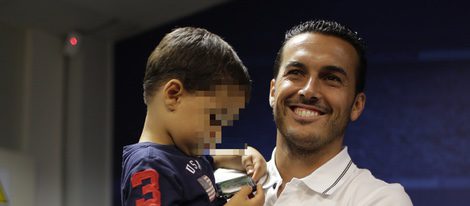 Pedro Rodríguez con su hijo Bryan en brazos en su despedida del Barça