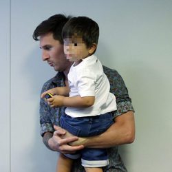 Leo Messi con su hijo Thiago en la despedida de Pedro Rodríguez del Barça