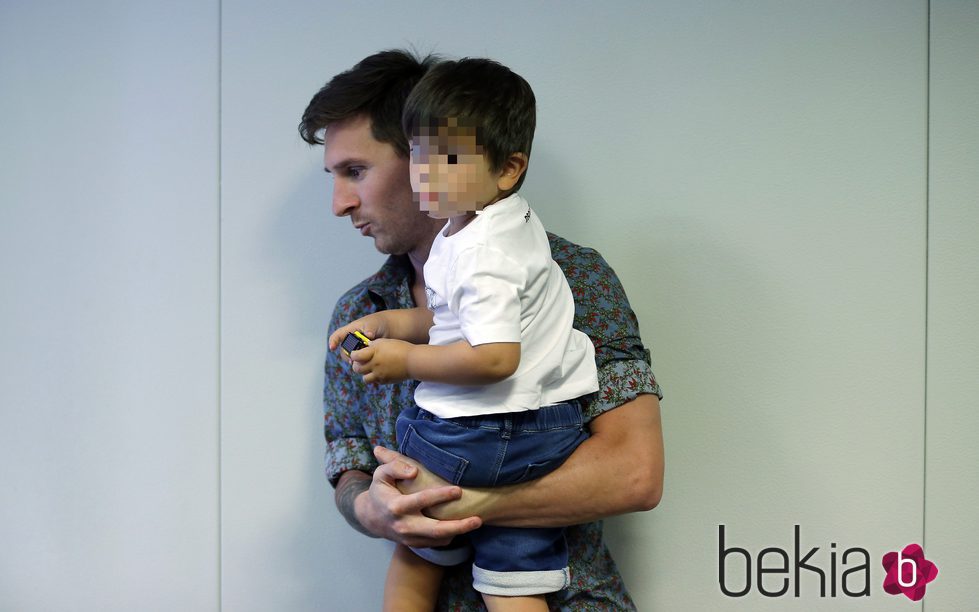 Leo Messi con su hijo Thiago en la despedida de Pedro Rodríguez del Barça