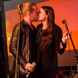 Macaulay Culkin besa a su novia Jordan Lane Price durante una actuación de The Pizza Underground