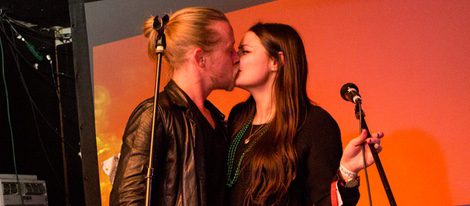 Macaulay Culkin besa a su novia Jordan Lane Price durante una actuación de The Pizza Underground
