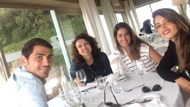 Iker Casillas y Sara Carbonero comiendo en Oporto con Isabel Jiménez y Mayra del Pilar