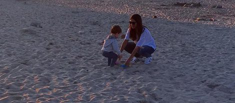 Sara Carbonero con su hijo Martín Casillas jugando en la arena de la playa