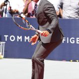 Rafa Nadal disputa un partido con traje durante un evento en Nueva York