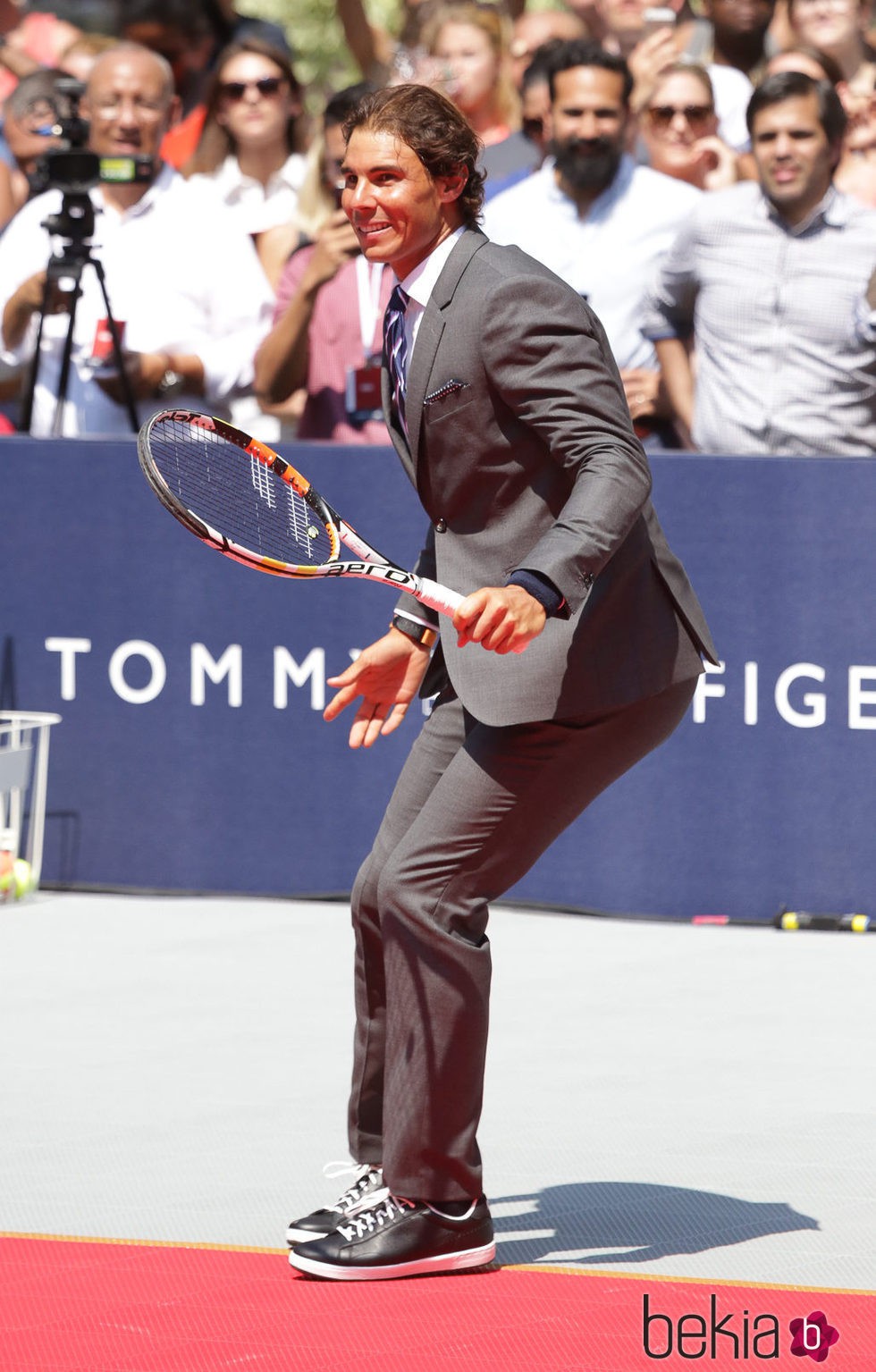 Rafa Nadal disputa un partido con traje durante un evento en Nueva York